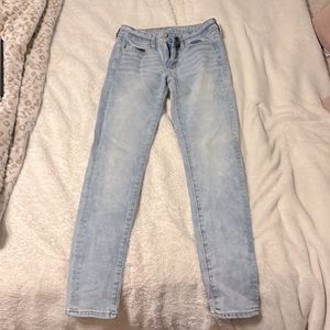 Light washed blue American Eagle jeans. Size 2, 360 next level stretch.